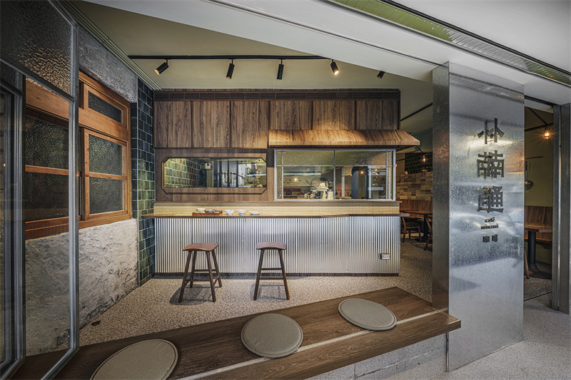 Adjustable height chandelier